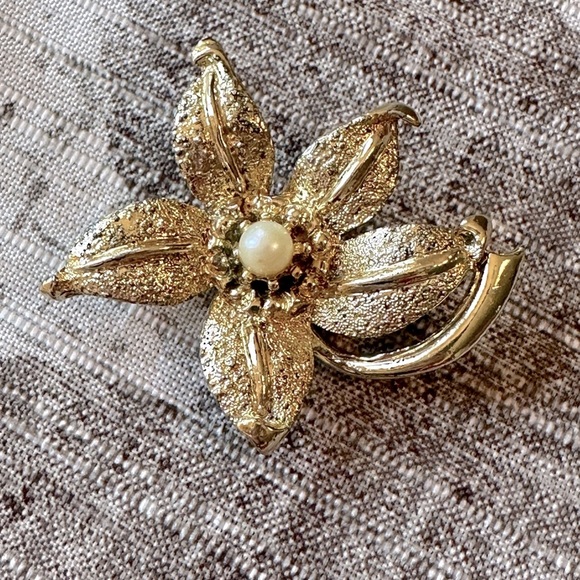Vintage Faux Pearl Flower Brooch Textured Gold Tone Floral MCM 1950's 1960's - Picture 4 of 7